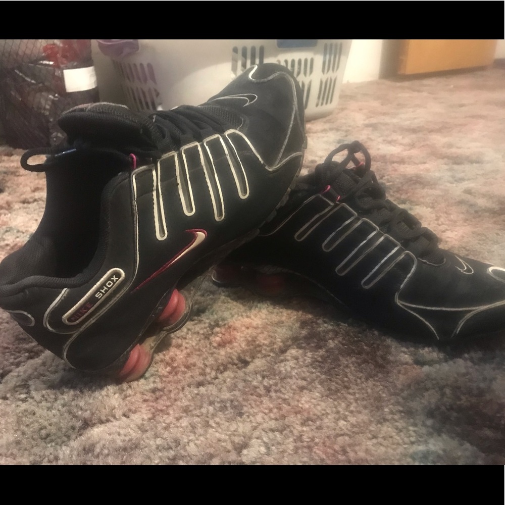 Pink and black nike Shox size 9.5